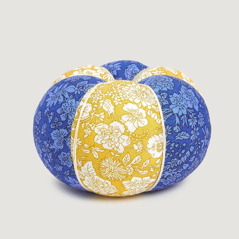 Liberty | Coussin à épingles rond | Emily Belle Bleu Outremer et Jaune Soleil