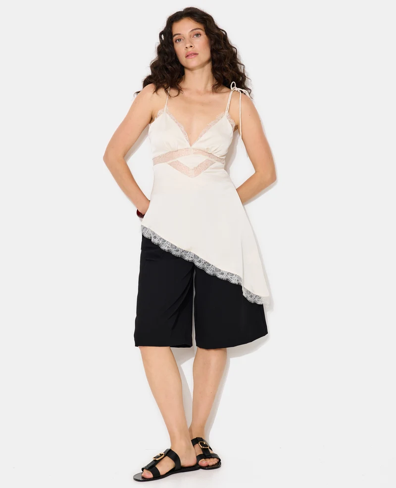 Top asymétrique en satin avec dentelle