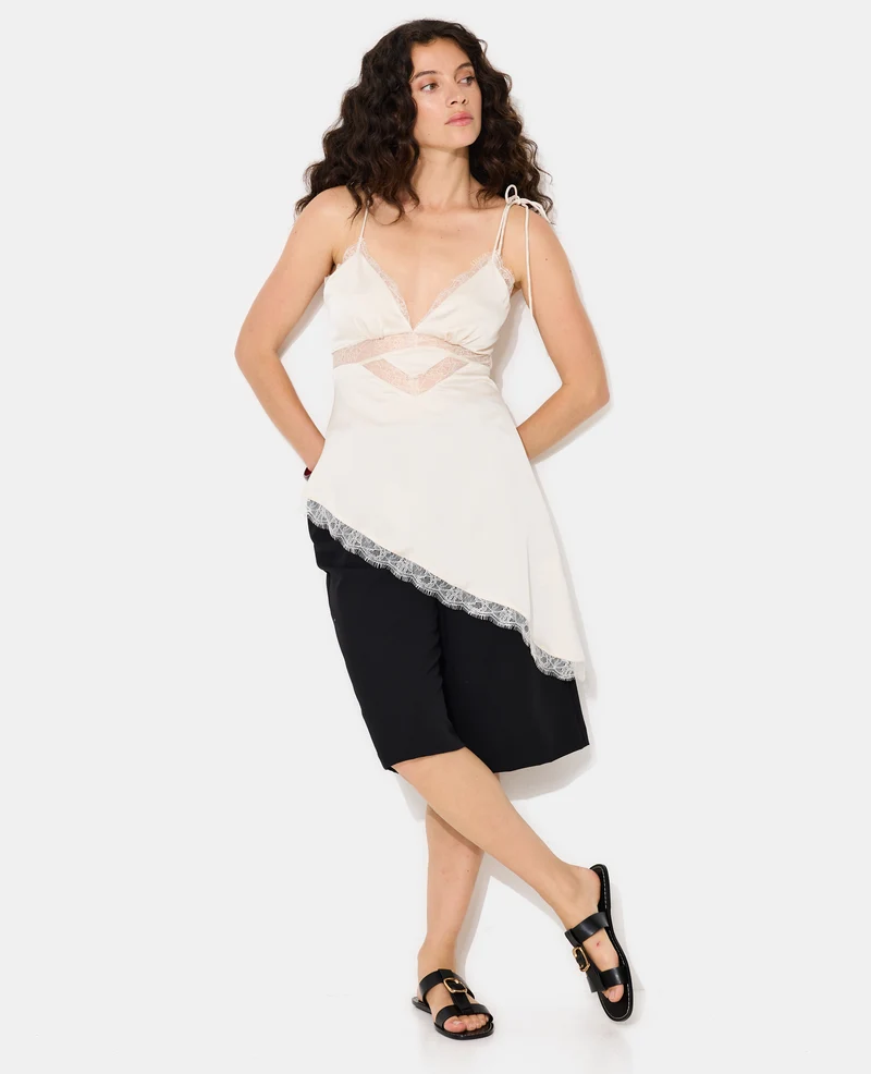 Top asymétrique en satin avec dentelle