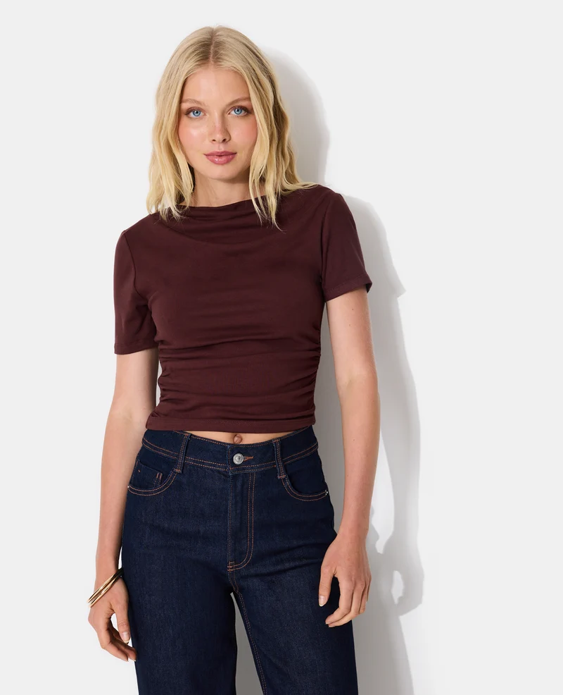 T-shirt encolure asymétrique et drapée