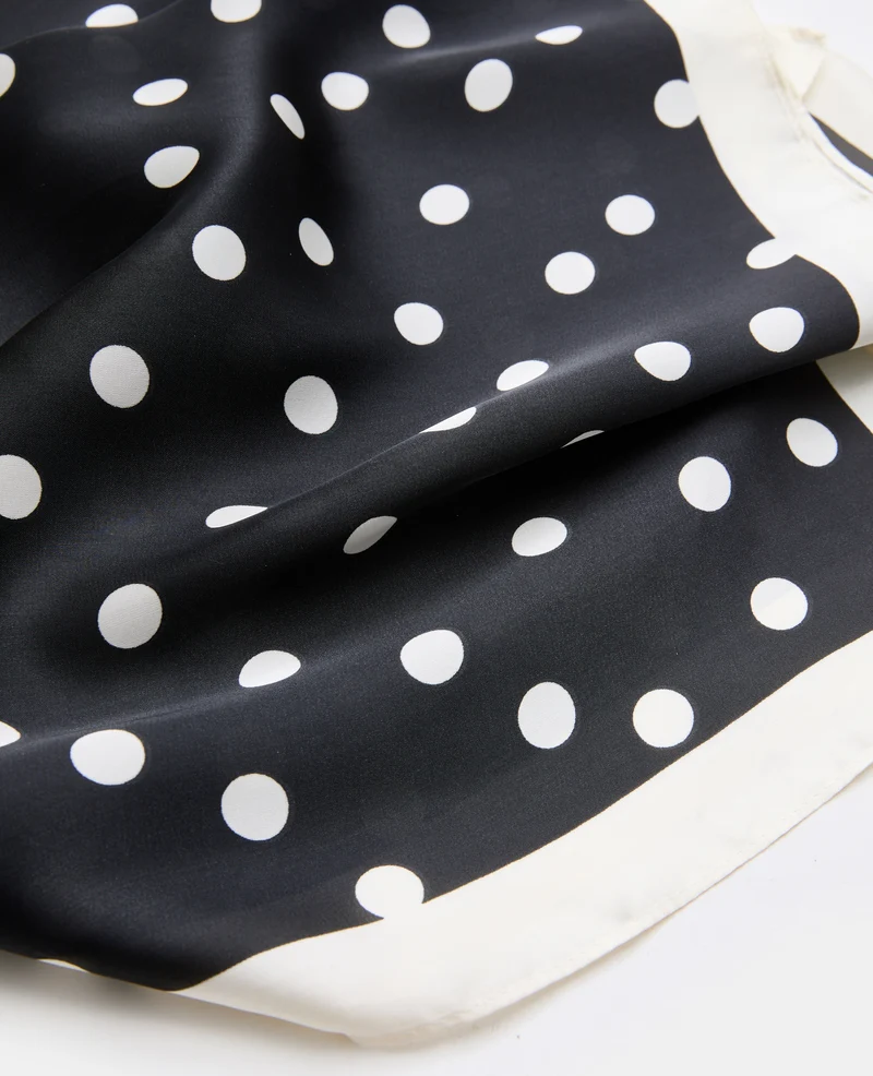 Foulard en satin motif pois