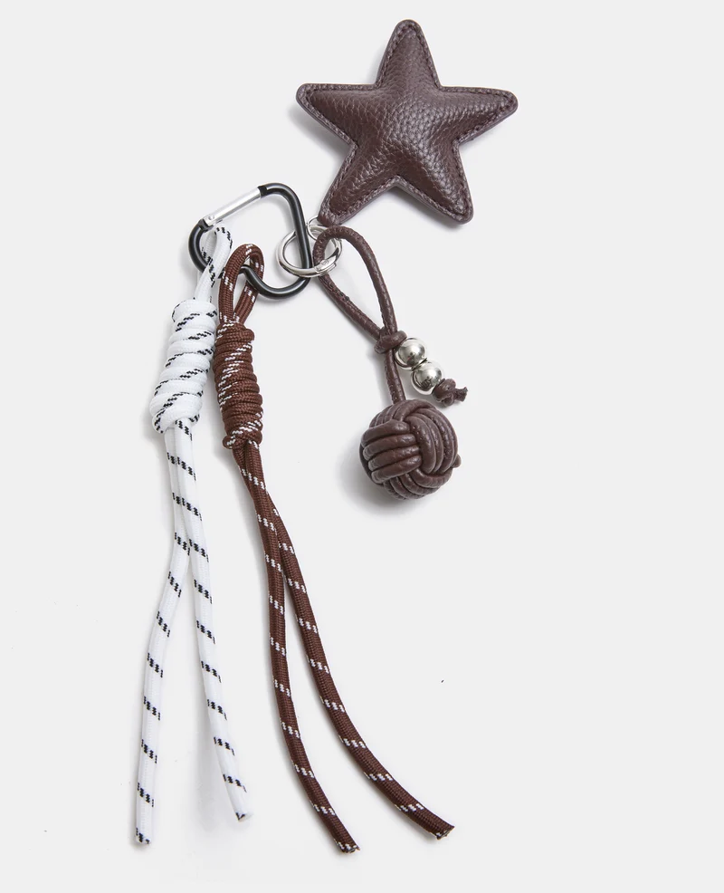 Déco de sac avec étoile, boule et cordes