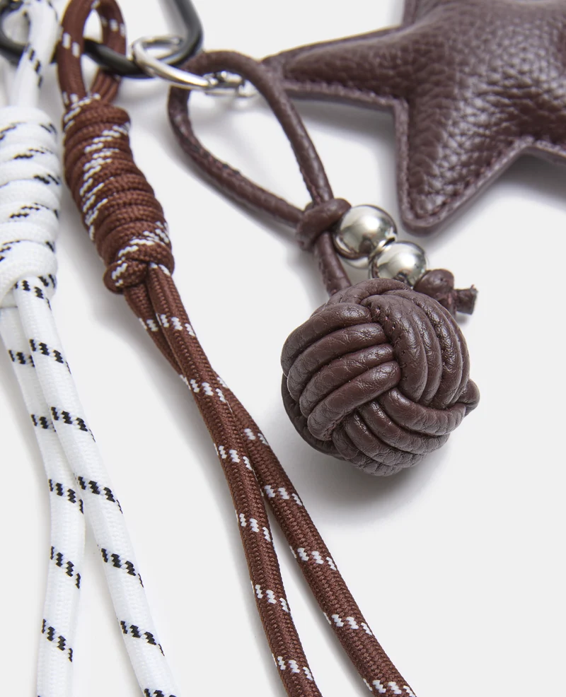 Déco de sac avec étoile, boule et cordes