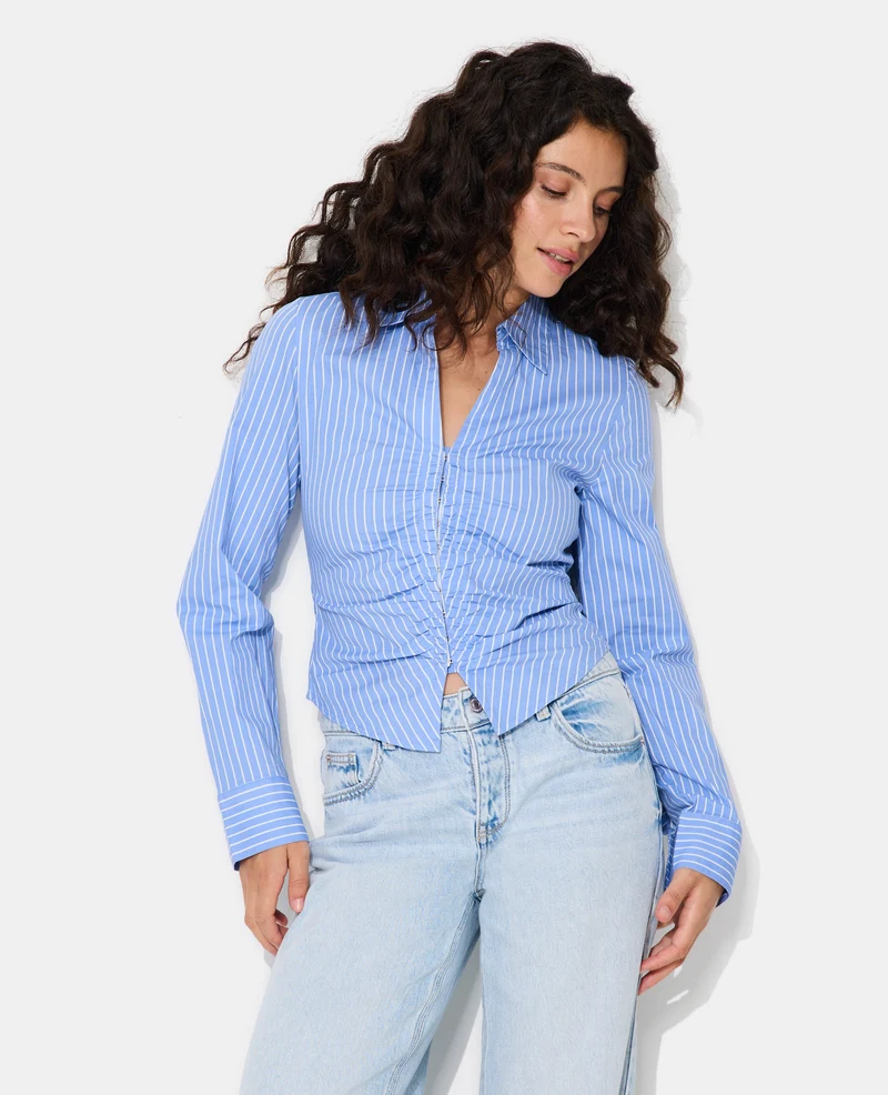 Chemise fittée rayée avec fronces et agrafes