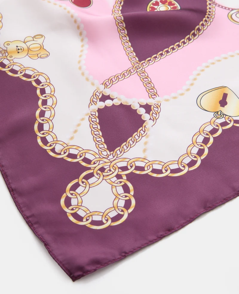 Foulard en satin motif chaînes et charms