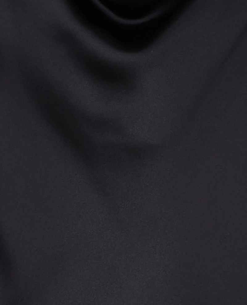 Robe courte en satin encolure bénitier