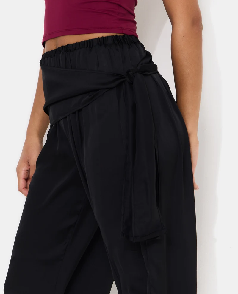 Pantalon bouffant en satin avec ceinture à nouer