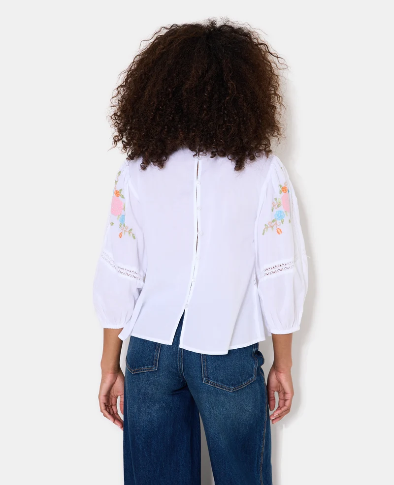Blouse manches ballons avec broderies et dentelle