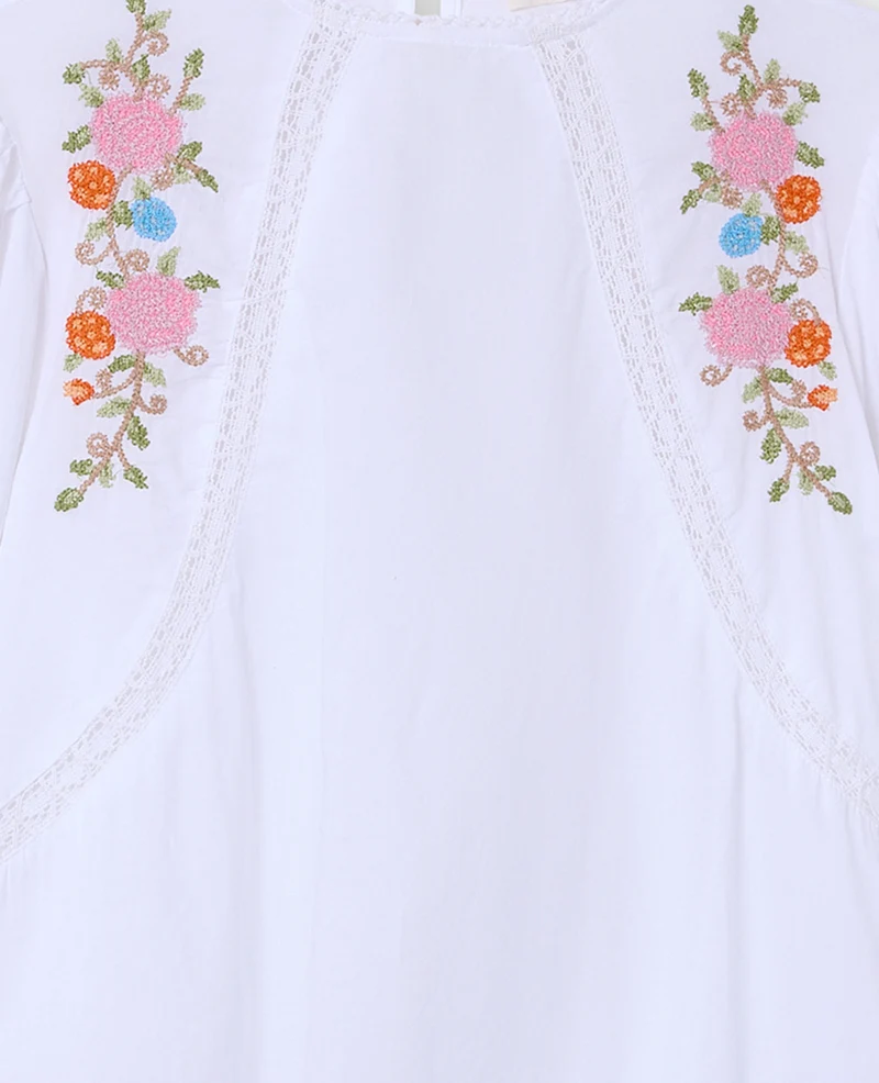 Blouse manches ballons avec broderies et dentelle