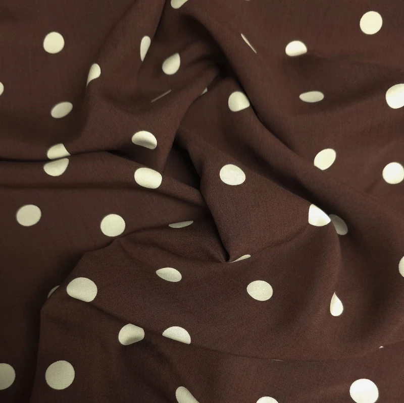 Tissu challis de rayonne à pois ivoire sur fond brun | Tissu léger