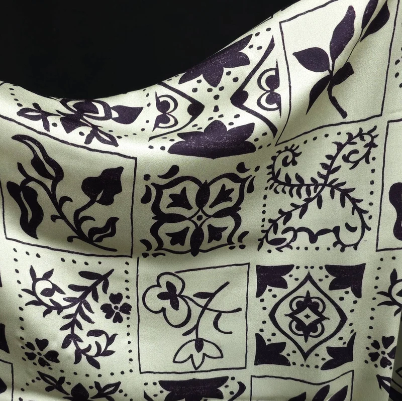 Tissu satiné 100 % Viscose | Imprimé floral botanique | Blanc cassé et Prune foncé