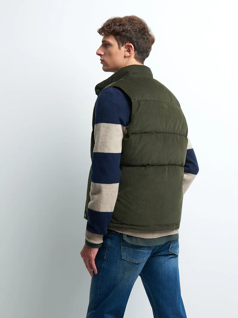 Gilet sans manche col montant