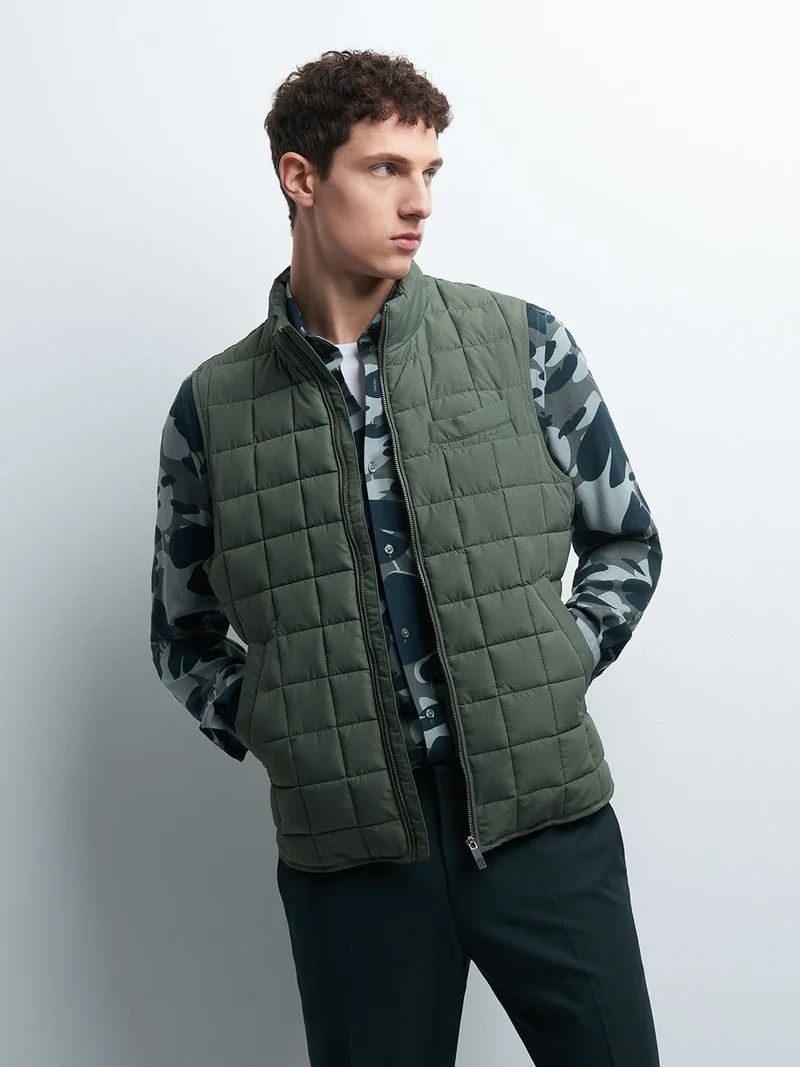 Gilet sans manche col montant