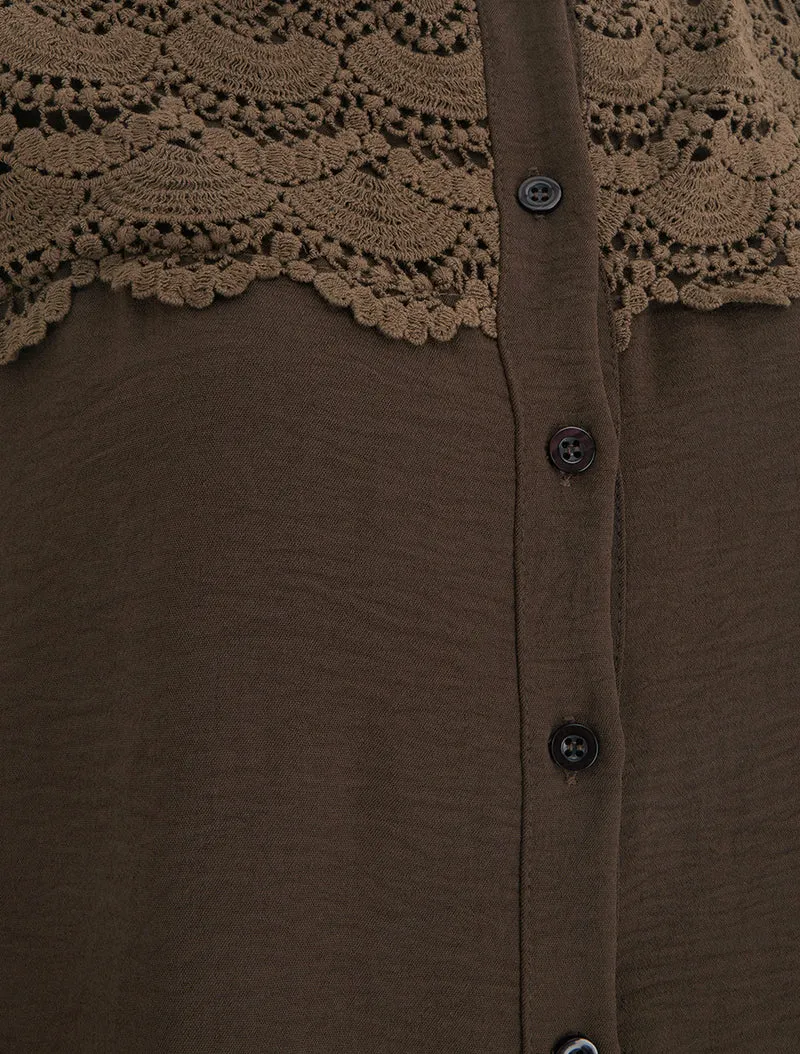 Blouse à col montant volanté et dentelle - Marron