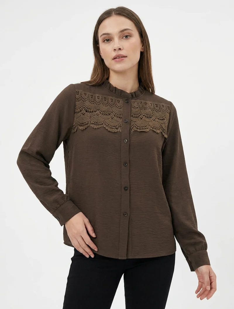 Blouse à col montant volanté et dentelle - Marron