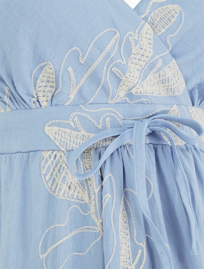 Robe longue empire à broderies feuilles stylisées - Bleu ciel