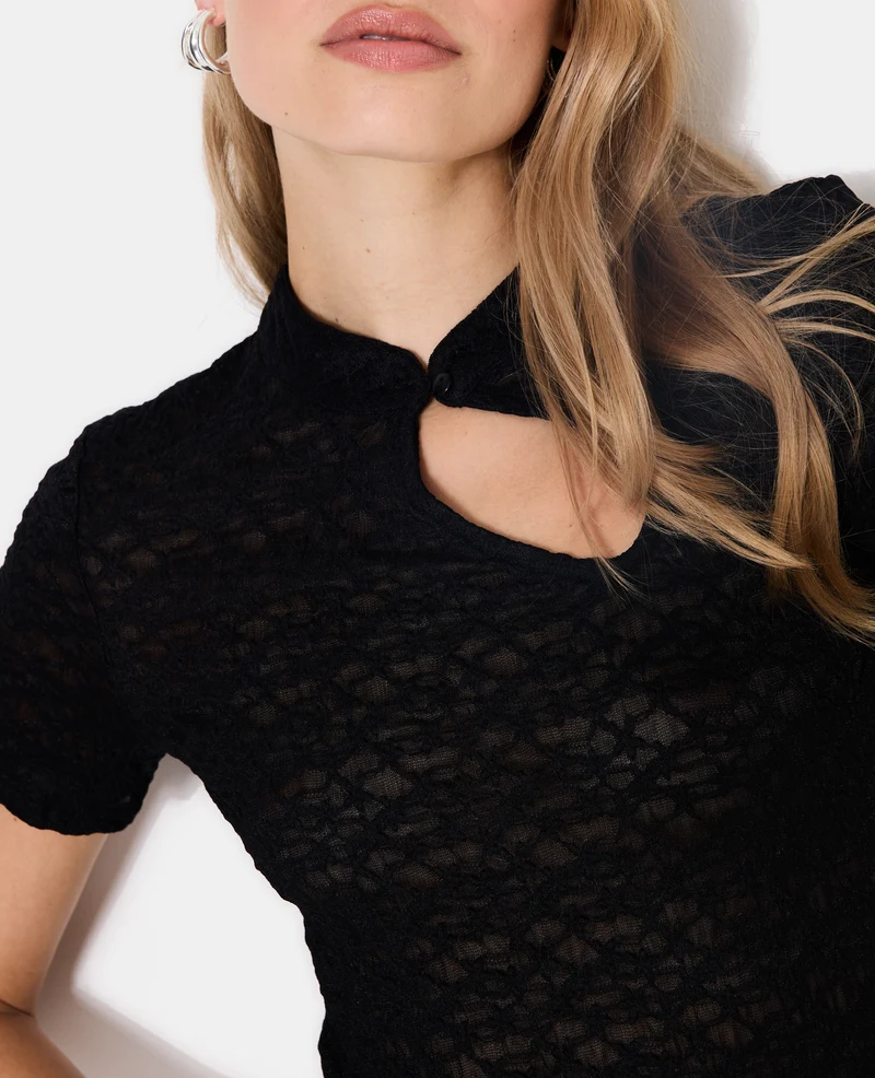 Top en dentelle col mao avec goutte et bouton