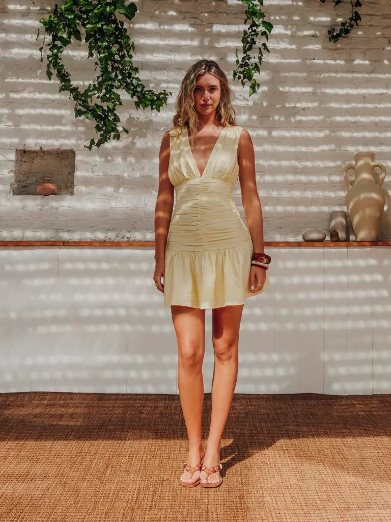 Robe courte avec effets drapés et col V