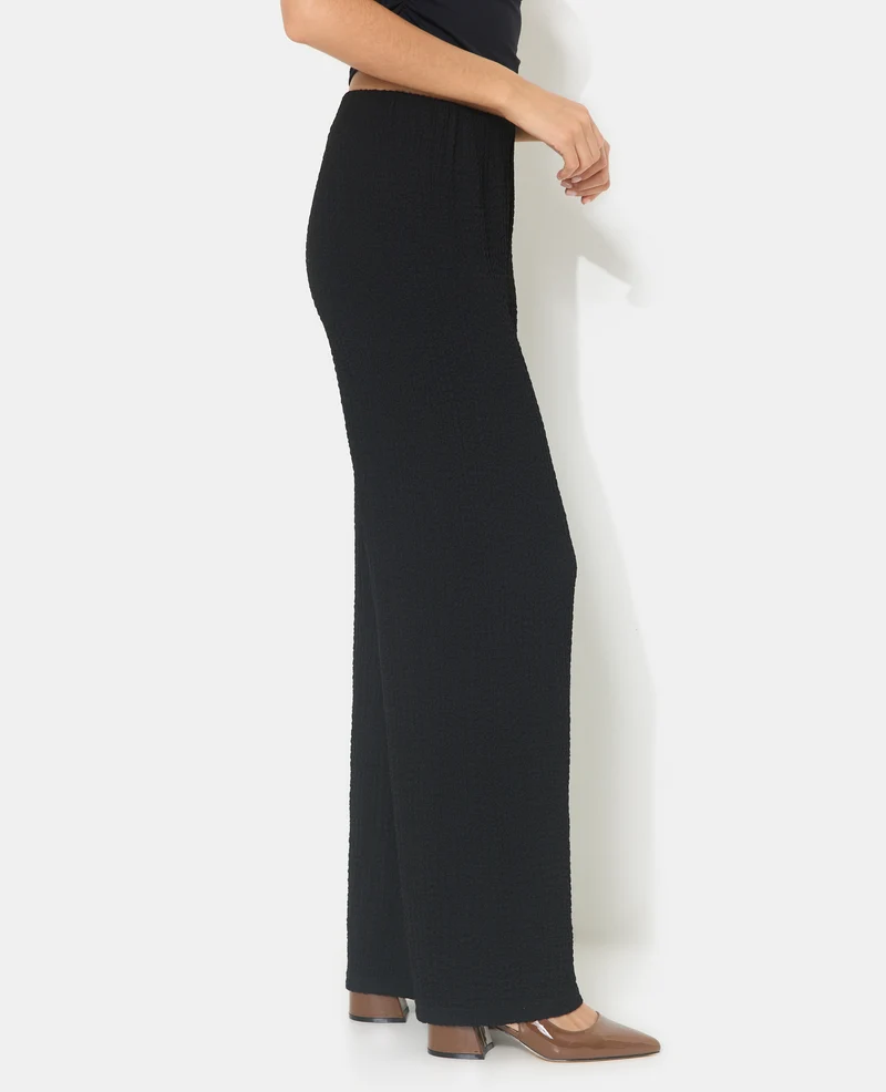 Pantalon droit en tissu bubble reliefé