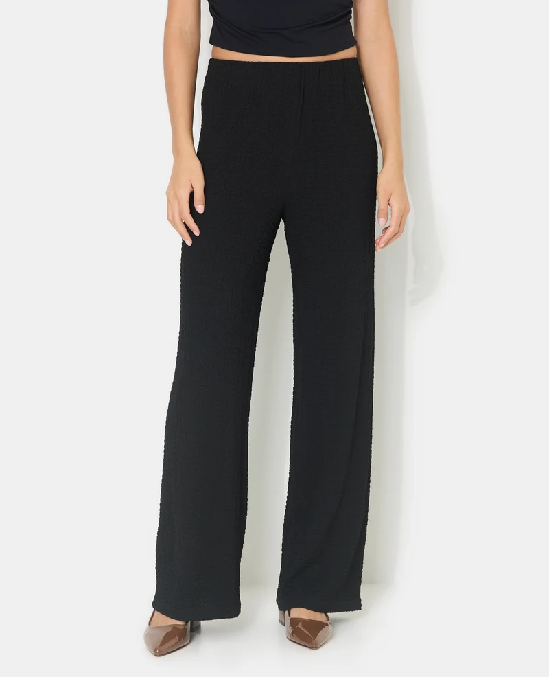Pantalon droit en tissu bubble reliefé
