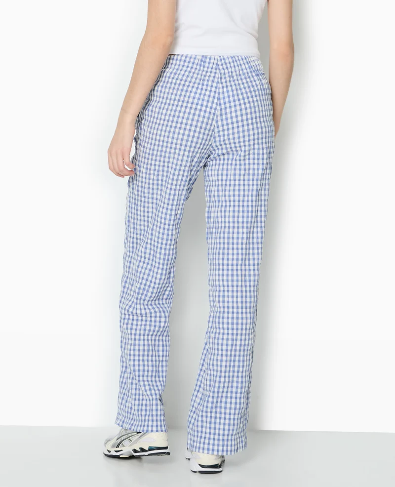 Pantalon droit en tissu gaufré motif vichy