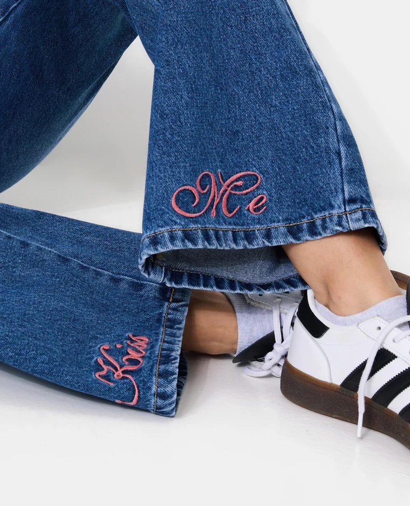 Jean flare taille haute avec broderies