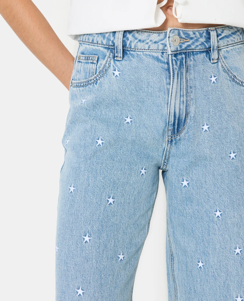 Jean wide taille medium avec étoiles brodées