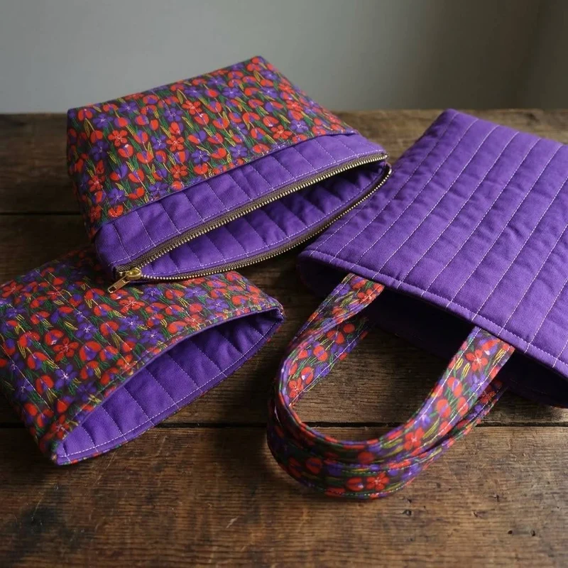 Coton matelassé réversible | Champ floral rouge & rayures violettes