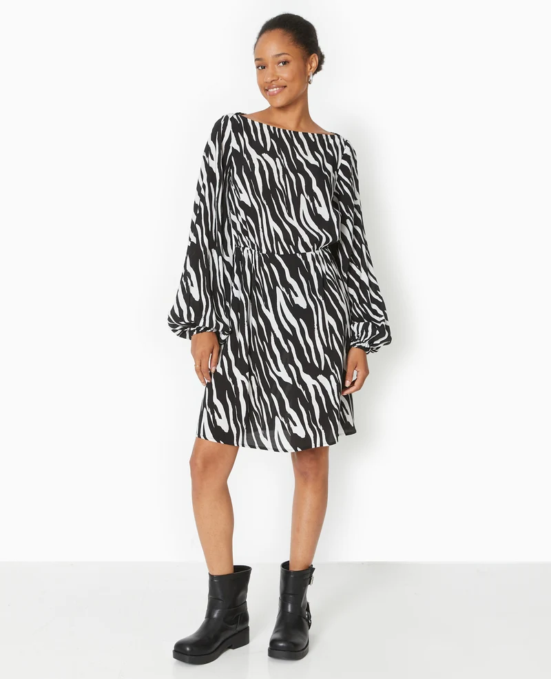 Robe courte avec découpe dos