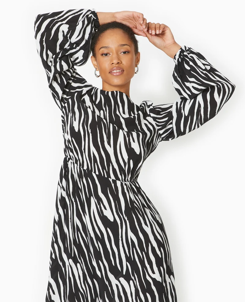 Robe courte avec découpe dos