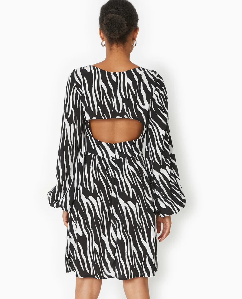Robe courte avec découpe dos