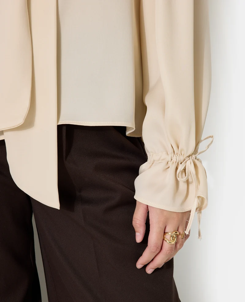 Blouse en satin avec col lavalière