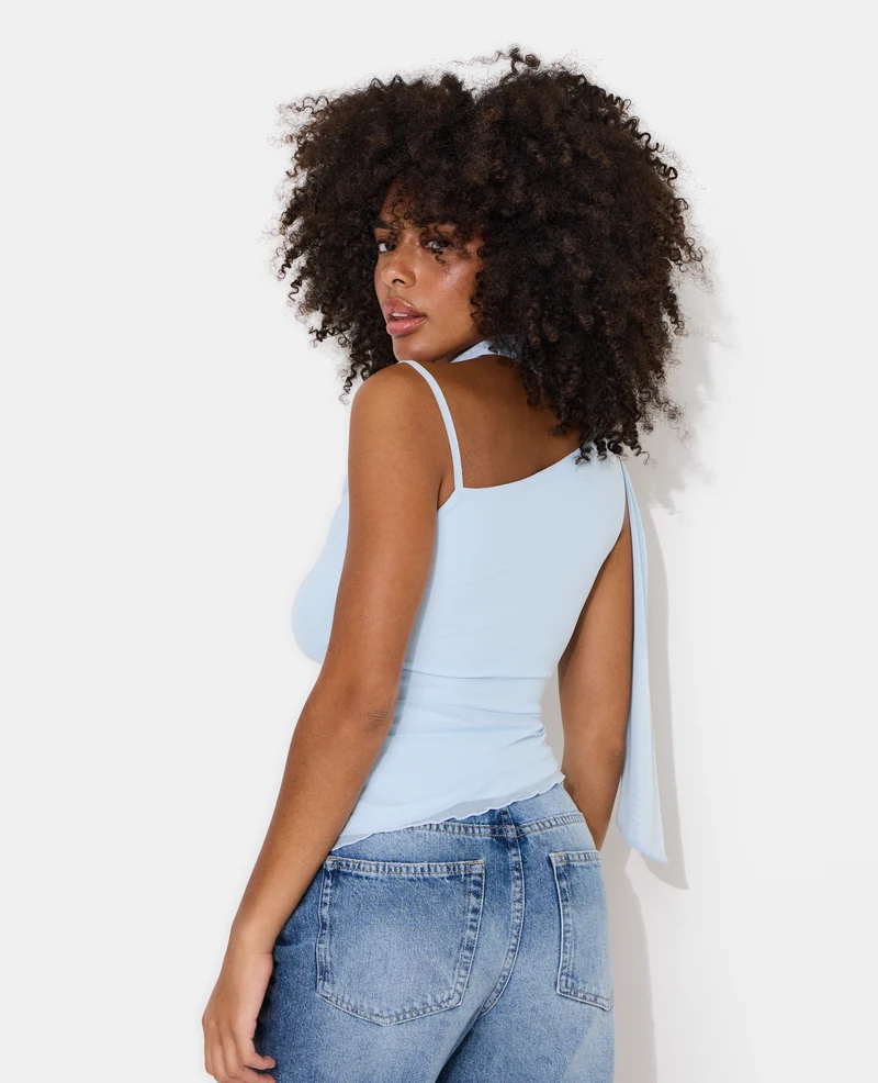 Top asymétrique avec écharpe intégrée
