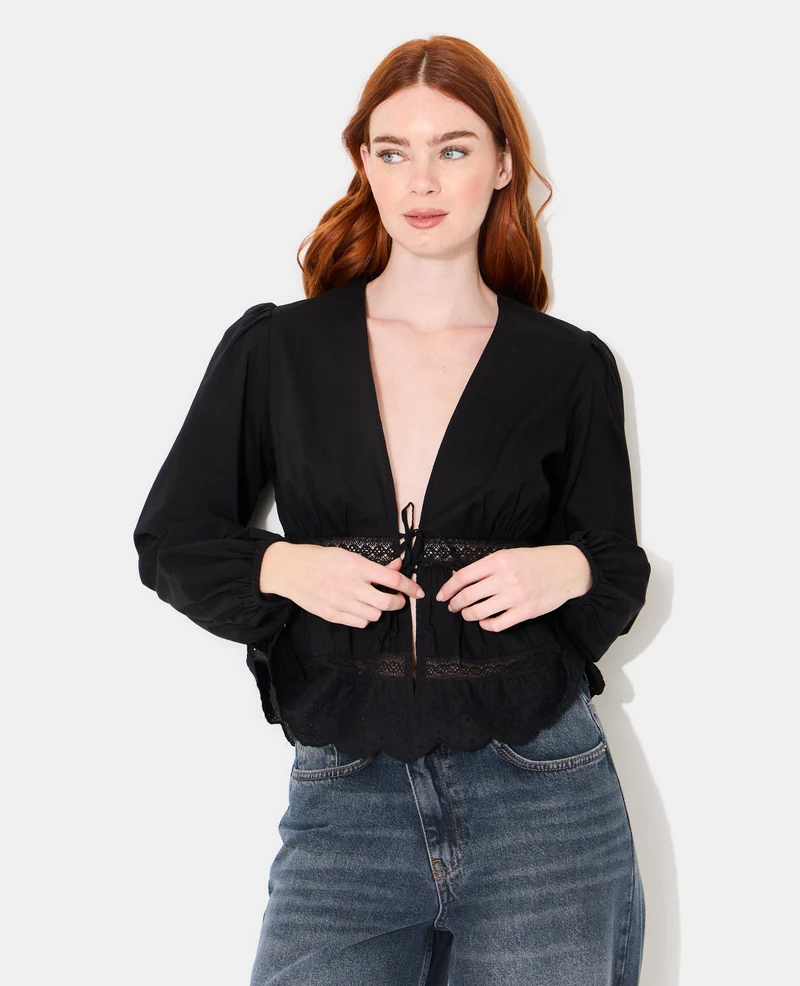 Blouse avec dentelle et nouettes