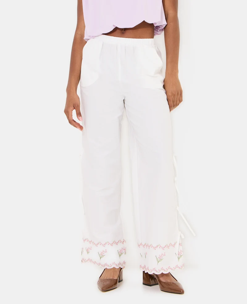 Pantalon avec fleurs points de croix et nouettes