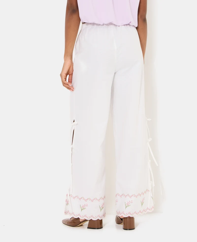 Pantalon avec fleurs points de croix et nouettes