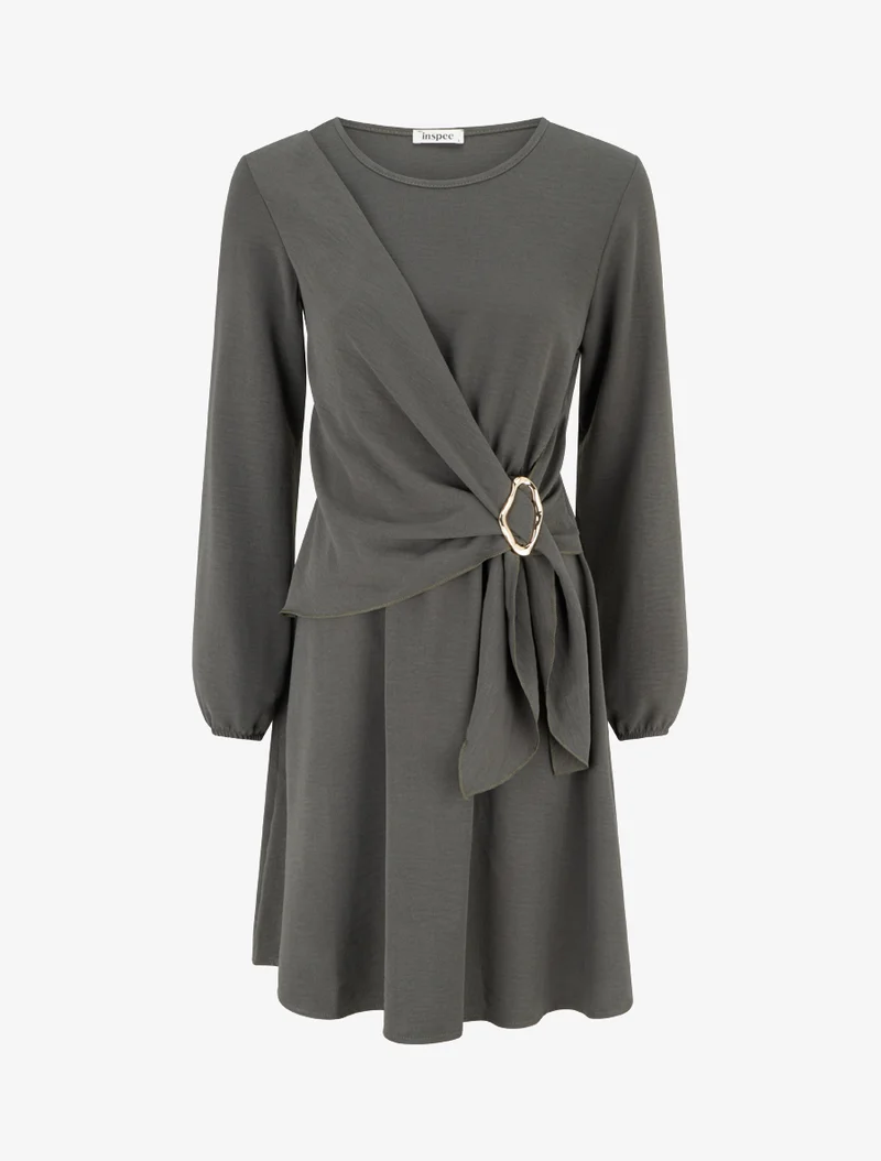 Robe évasée manches longues à pan drapé et bijou - Kaki
