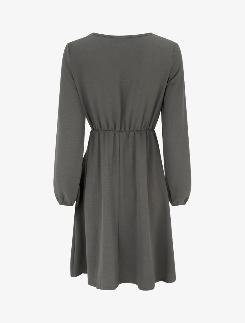 Robe évasée manches longues à pan drapé et bijou - Kaki