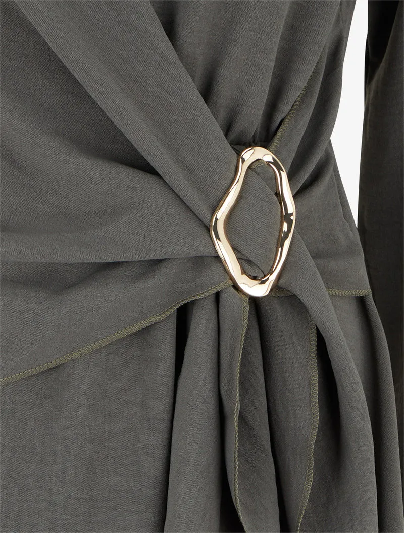 Robe évasée manches longues à pan drapé et bijou - Kaki