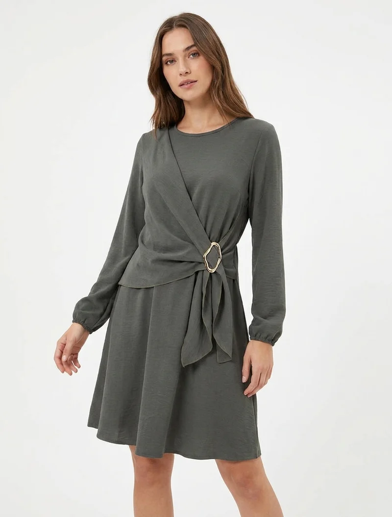 Robe évasée manches longues à pan drapé et bijou - Kaki