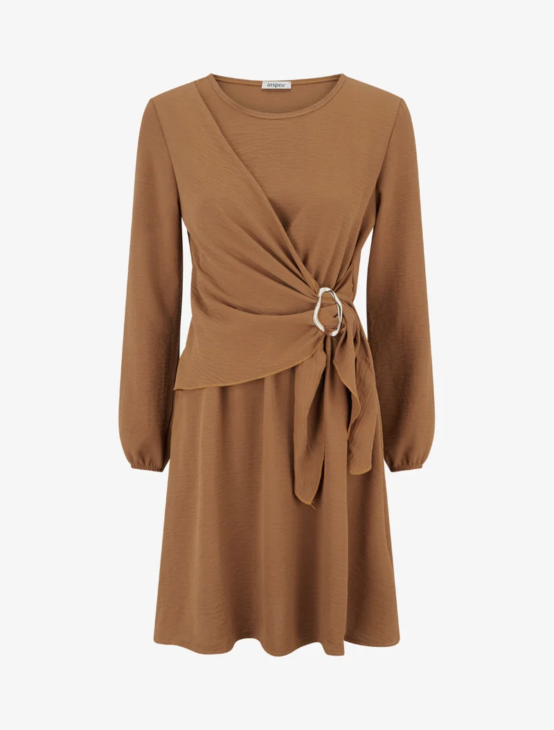 Robe évasée manches longues à pan drapé et bijou - Camel