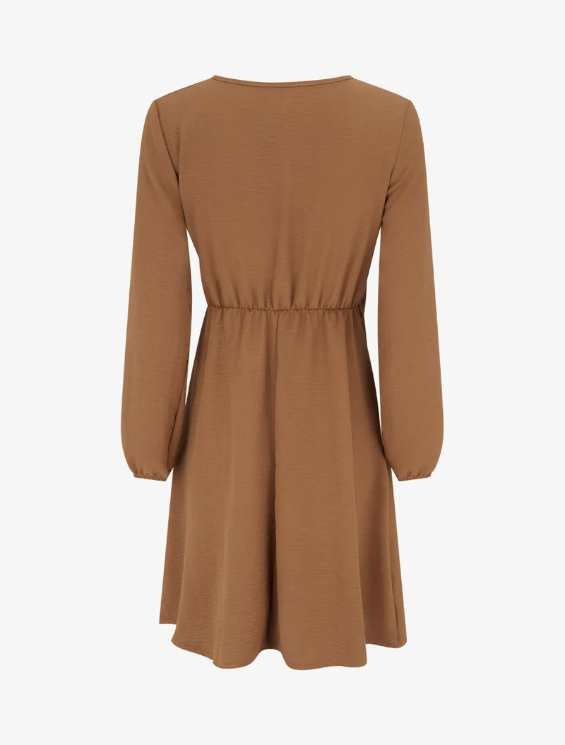 Robe évasée manches longues à pan drapé et bijou - Camel