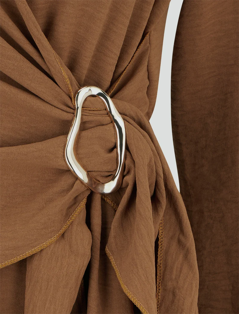Robe évasée manches longues à pan drapé et bijou - Camel