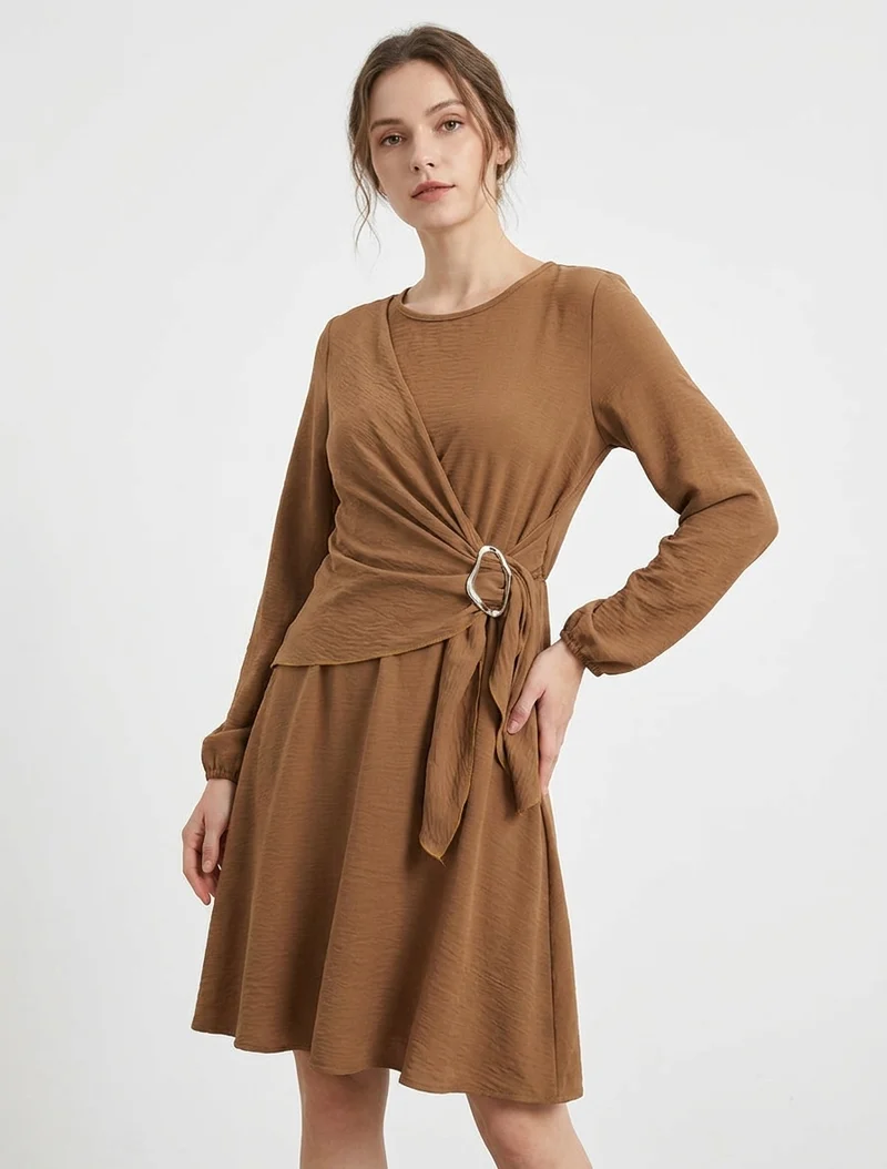 Robe évasée manches longues à pan drapé et bijou - Camel