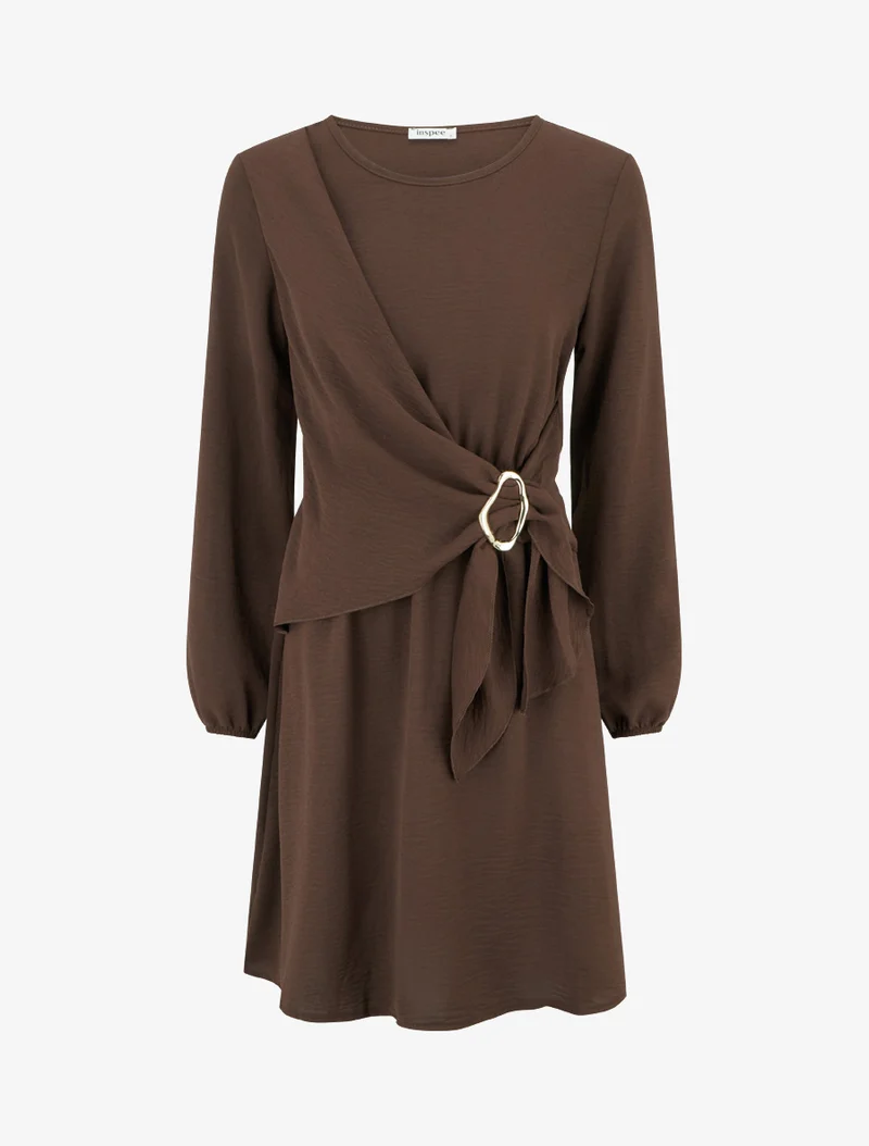Robe évasée manches longues à pan drapé et bijou - Marron