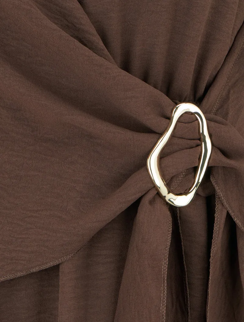 Robe évasée manches longues à pan drapé et bijou - Marron