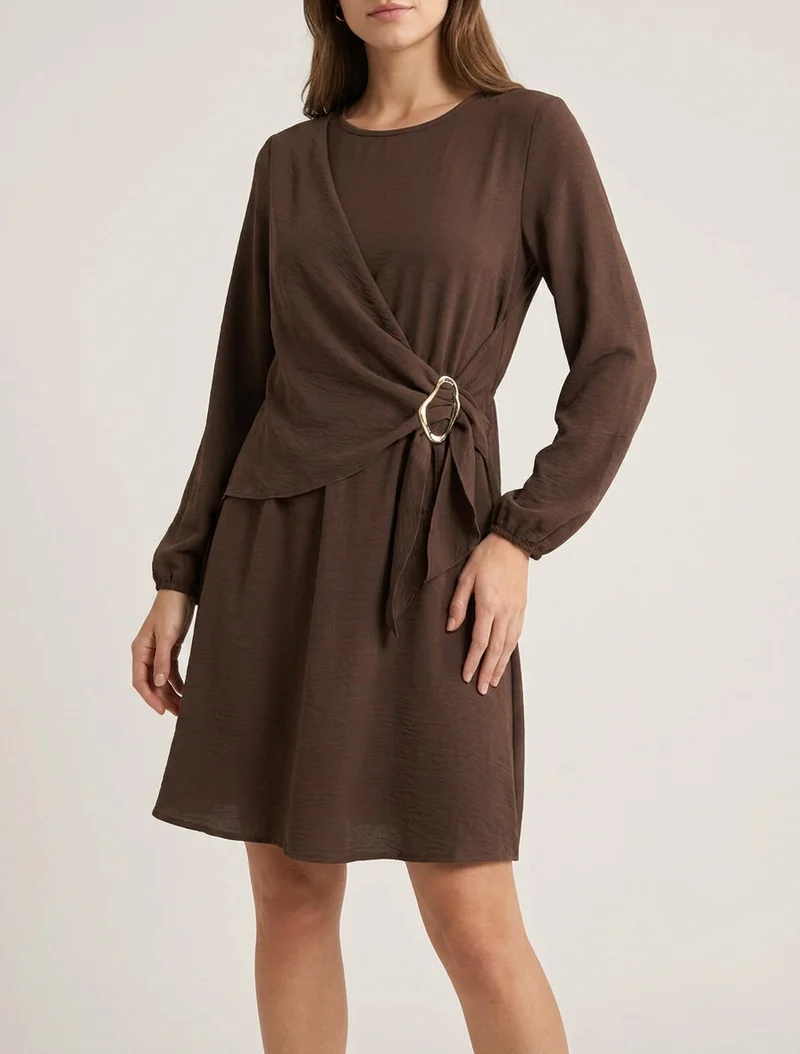 Robe évasée manches longues à pan drapé et bijou - Marron