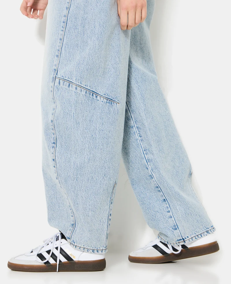Jean barrel taille haute avec jeux de coutures