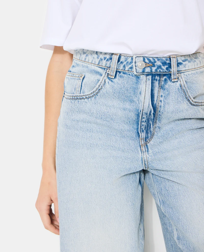 Jean barrel taille haute avec jeux de coutures