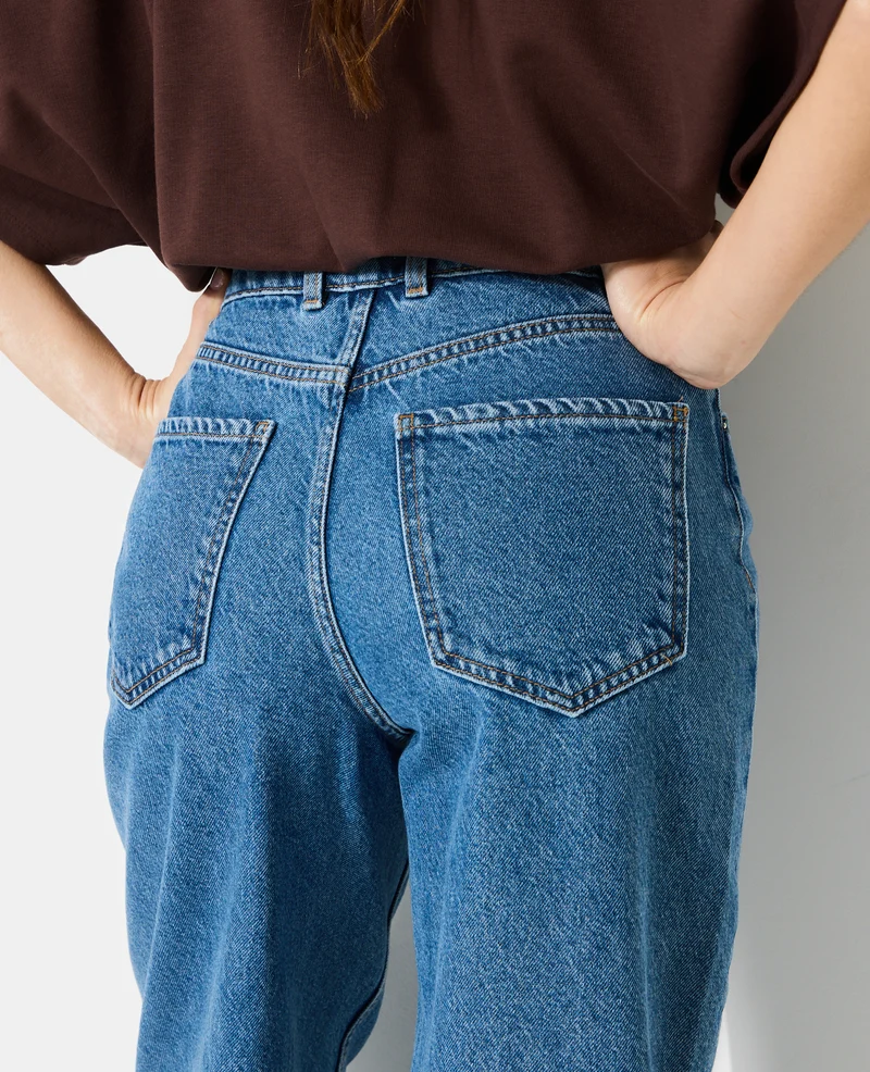 Jean barrel taille haute avec jeux de coutures